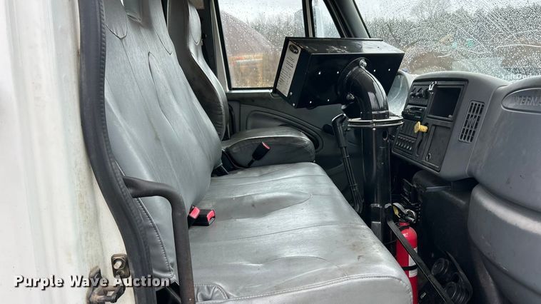 image for item ET6809 2003 International 7400 oil distributor truck