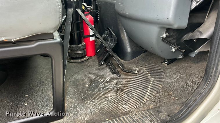 image for item ET6809 2003 International 7400 oil distributor truck