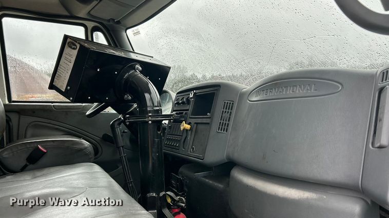 image for item ET6809 2003 International 7400 oil distributor truck