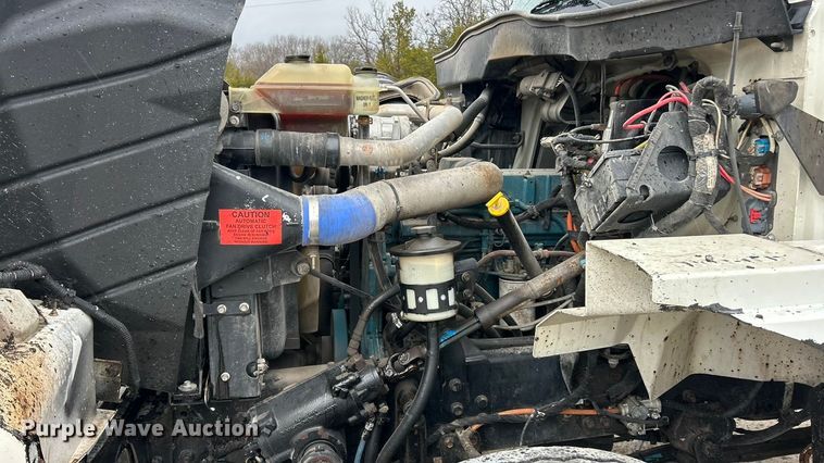 image for item ET6809 2003 International 7400 oil distributor truck