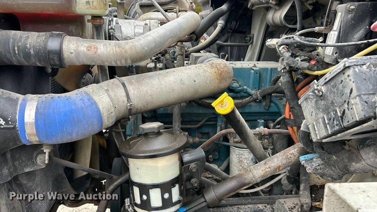 image for item ET6809 2003 International 7400 oil distributor truck