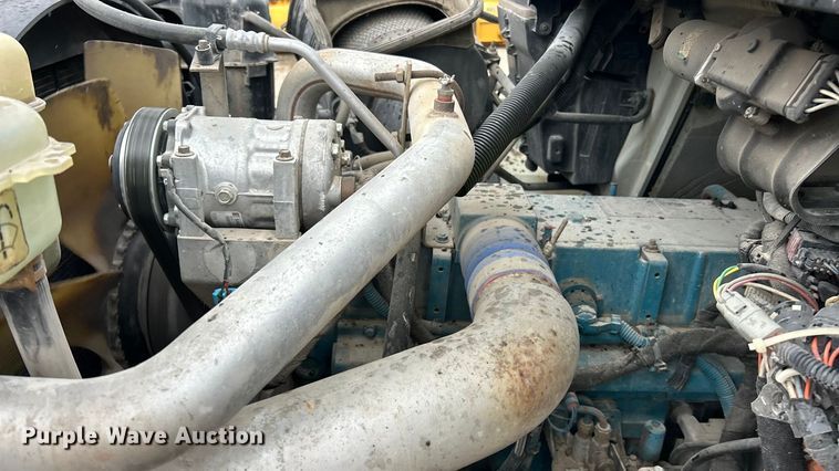 image for item ET6809 2003 International 7400 oil distributor truck