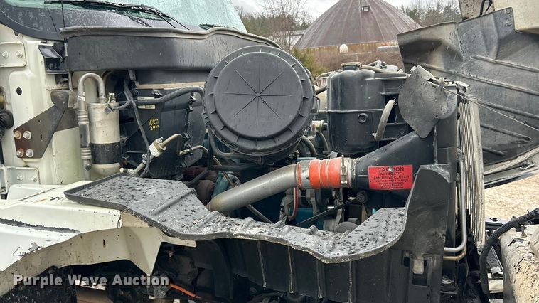 image for item ET6809 2003 International 7400 oil distributor truck