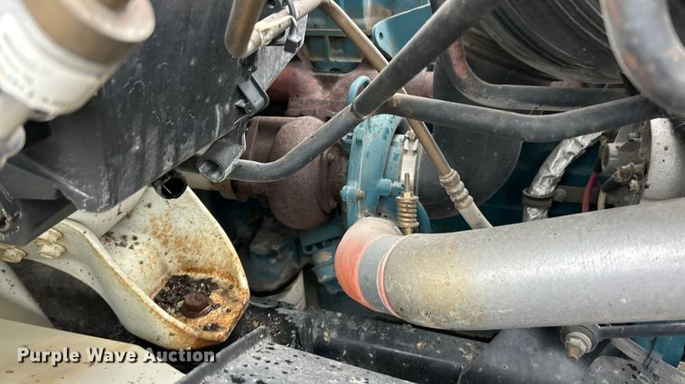 image for item ET6809 2003 International 7400 oil distributor truck