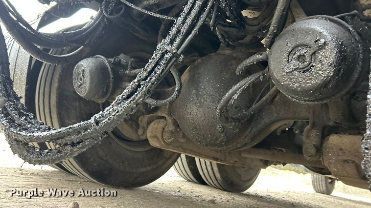 image for item ET6809 2003 International 7400 oil distributor truck