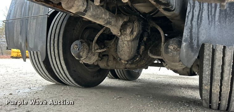 image for item ET6809 2003 International 7400 oil distributor truck