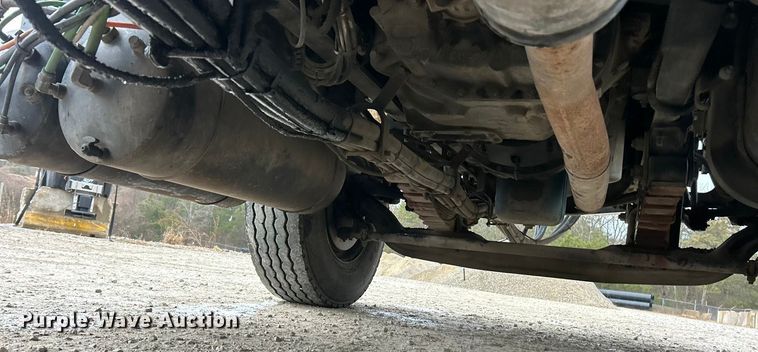 image for item ET6809 2003 International 7400 oil distributor truck