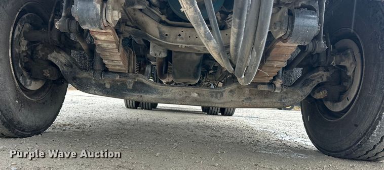 image for item ET6809 2003 International 7400 oil distributor truck