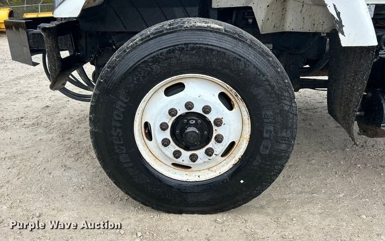 image for item ET6809 2003 International 7400 oil distributor truck