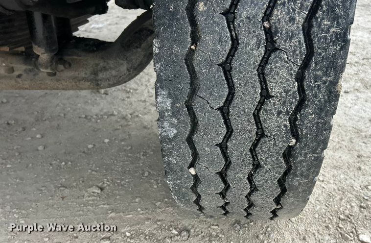 image for item ET6809 2003 International 7400 oil distributor truck