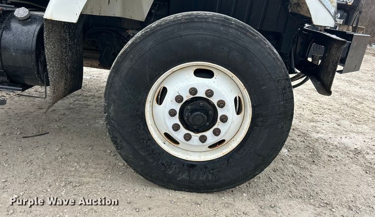 image for item ET6809 2003 International 7400 oil distributor truck