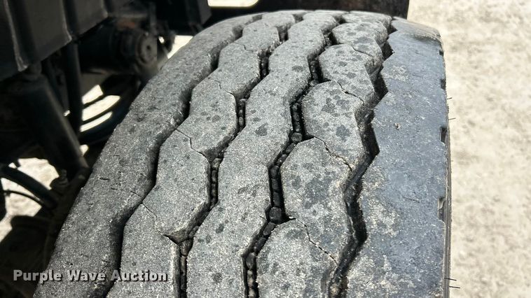 image for item ET6809 2003 International 7400 oil distributor truck