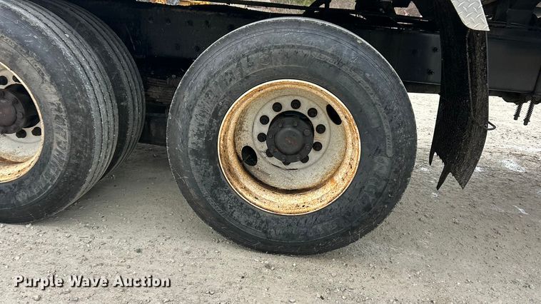 image for item ET6809 2003 International 7400 oil distributor truck