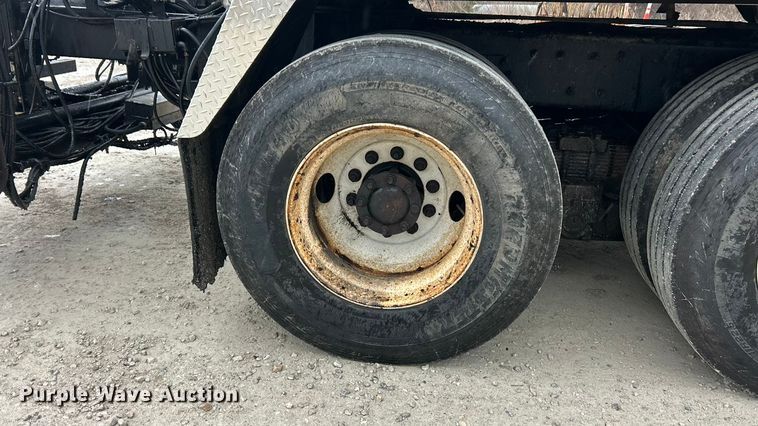 image for item ET6809 2003 International 7400 oil distributor truck