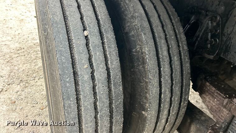 image for item ET6809 2003 International 7400 oil distributor truck