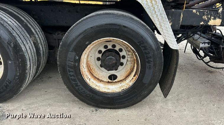 image for item ET6809 2003 International 7400 oil distributor truck