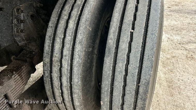 image for item ET6809 2003 International 7400 oil distributor truck