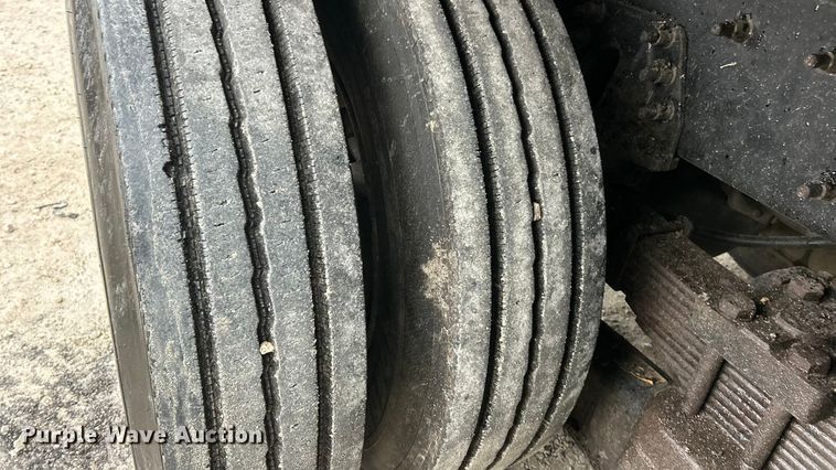 image for item ET6809 2003 International 7400 oil distributor truck