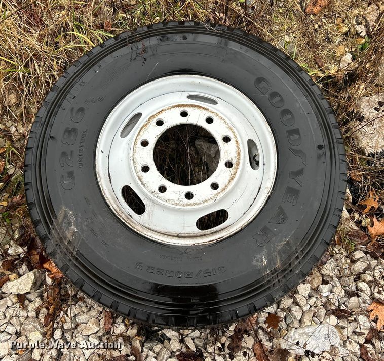 image for item ET6809 2003 International 7400 oil distributor truck