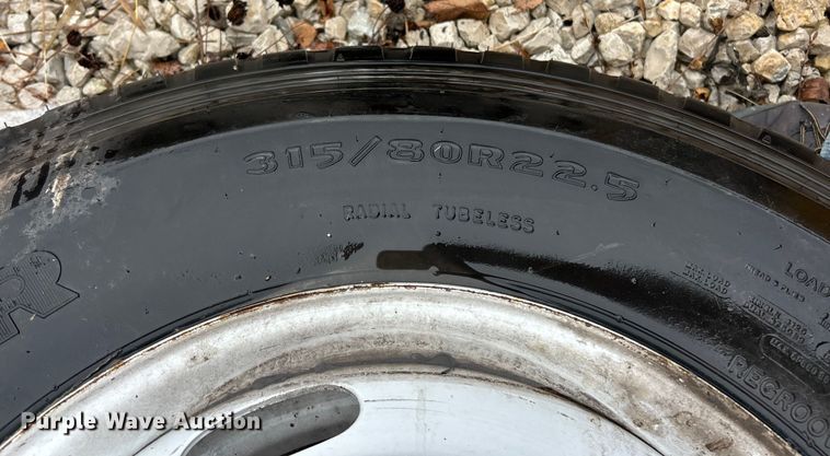 image for item ET6809 2003 International 7400 oil distributor truck