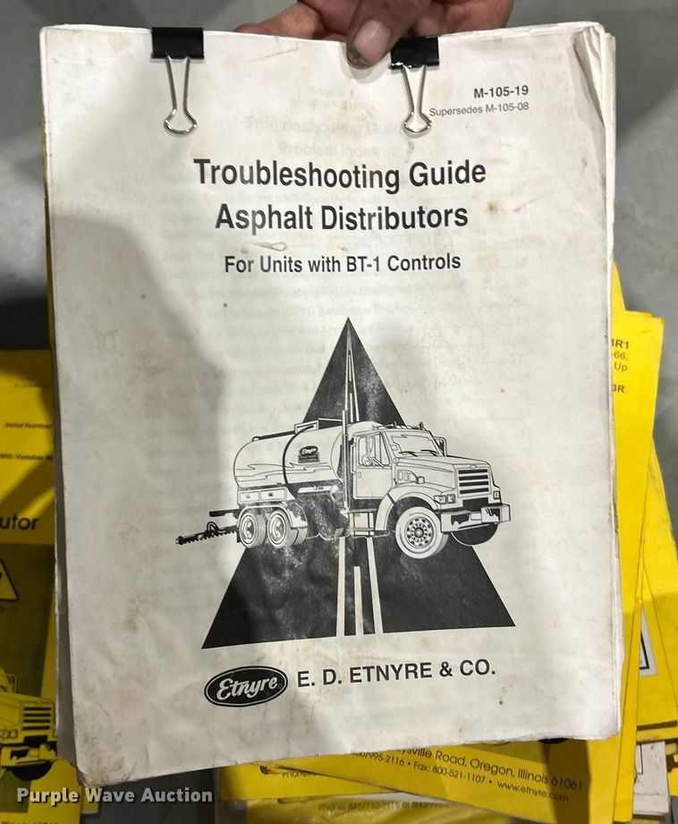 image for item ET6809 2003 International 7400 oil distributor truck