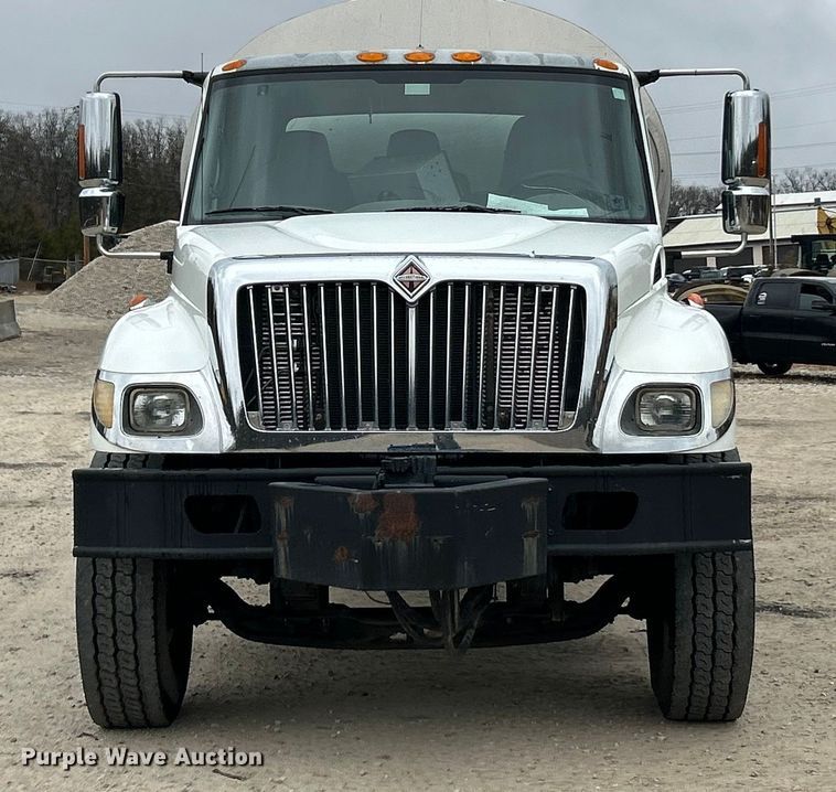 image for item ET6811 2003 International 7400 oil distributor truck