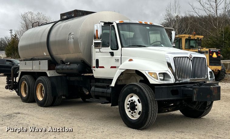 image for item ET6811 2003 International 7400 oil distributor truck