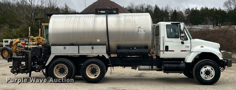 image for item ET6811 2003 International 7400 oil distributor truck