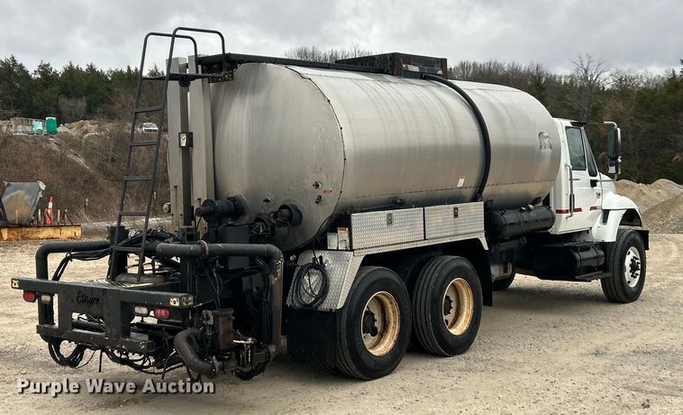 image for item ET6811 2003 International 7400 oil distributor truck