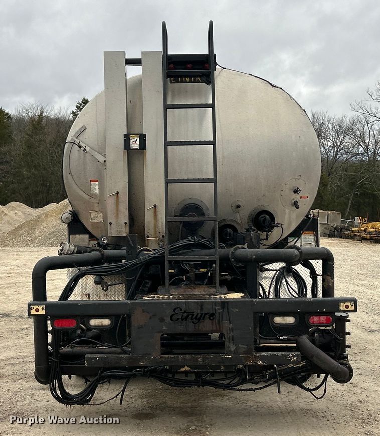 image for item ET6811 2003 International 7400 oil distributor truck