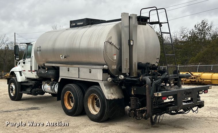 image for item ET6811 2003 International 7400 oil distributor truck