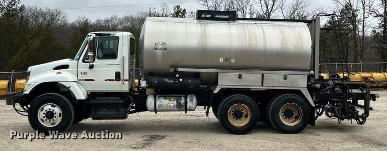 image for item ET6811 2003 International 7400 oil distributor truck