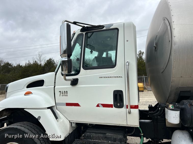 image for item ET6811 2003 International 7400 oil distributor truck