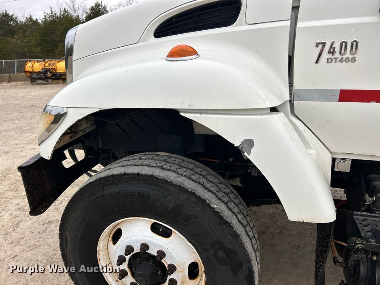 image for item ET6811 2003 International 7400 oil distributor truck