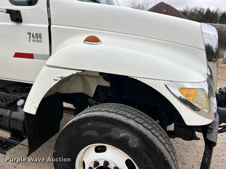 image for item ET6811 2003 International 7400 oil distributor truck