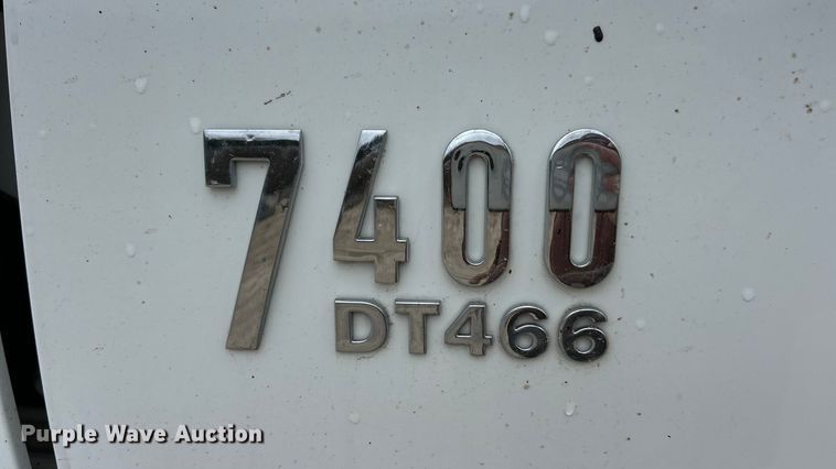 image for item ET6811 2003 International 7400 oil distributor truck