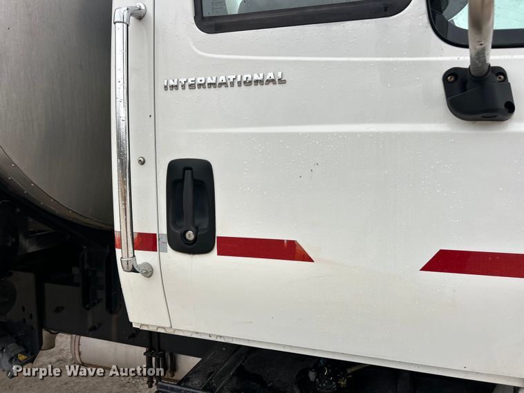 image for item ET6811 2003 International 7400 oil distributor truck