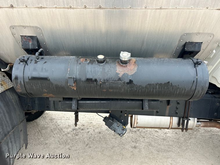 image for item ET6811 2003 International 7400 oil distributor truck