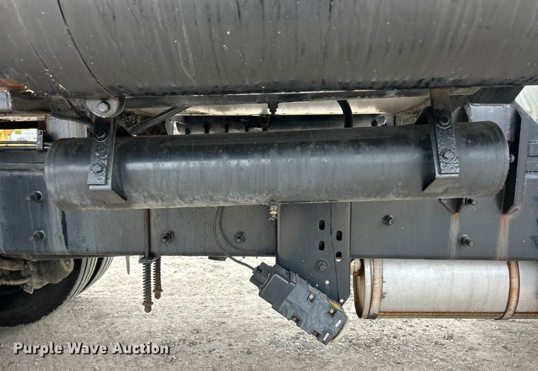 image for item ET6811 2003 International 7400 oil distributor truck