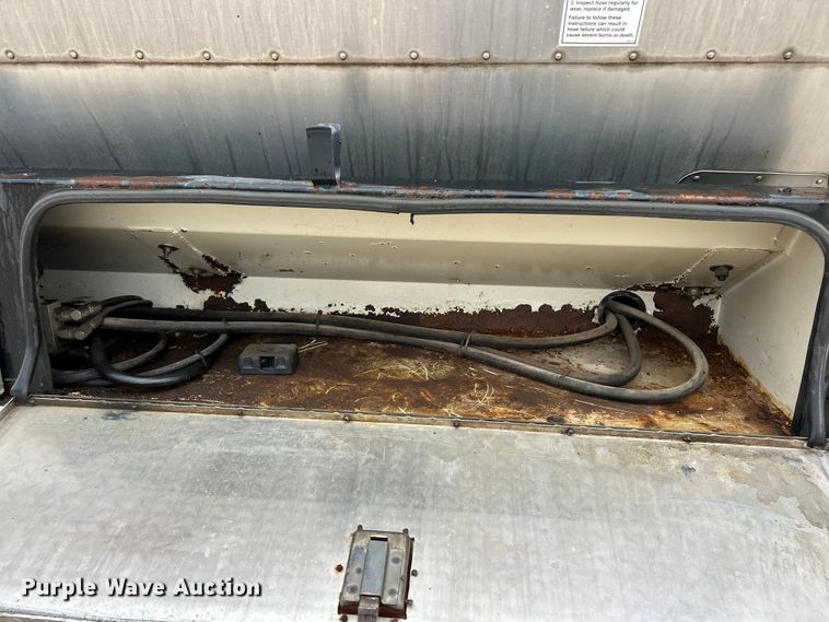 image for item ET6811 2003 International 7400 oil distributor truck