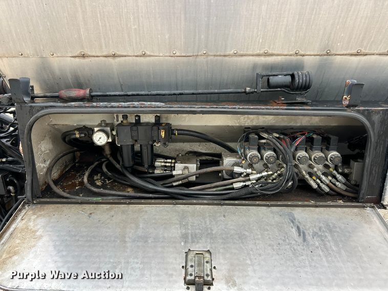 image for item ET6811 2003 International 7400 oil distributor truck