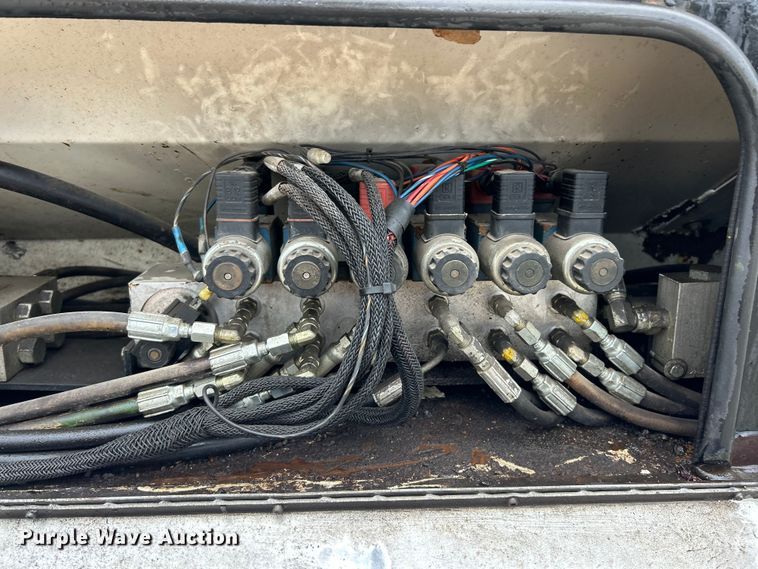 image for item ET6811 2003 International 7400 oil distributor truck