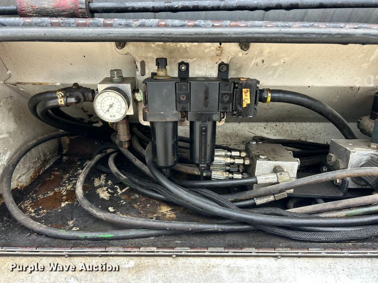 image for item ET6811 2003 International 7400 oil distributor truck