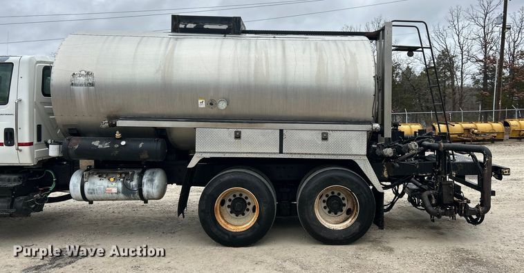 image for item ET6811 2003 International 7400 oil distributor truck