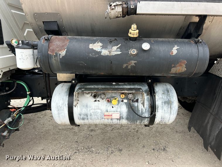 image for item ET6811 2003 International 7400 oil distributor truck