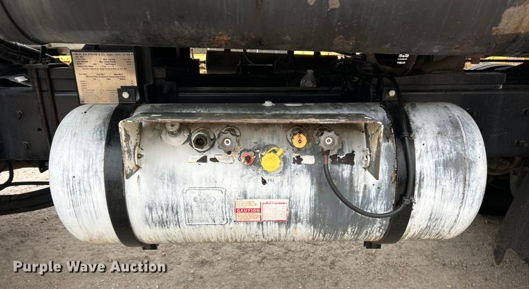 image for item ET6811 2003 International 7400 oil distributor truck