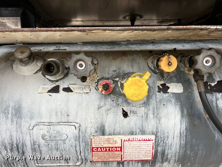 image for item ET6811 2003 International 7400 oil distributor truck