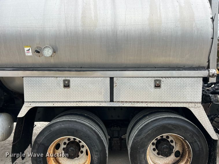 image for item ET6811 2003 International 7400 oil distributor truck