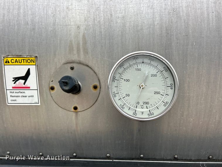 image for item ET6811 2003 International 7400 oil distributor truck