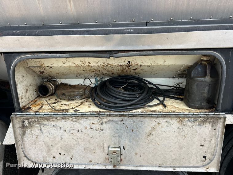 image for item ET6811 2003 International 7400 oil distributor truck